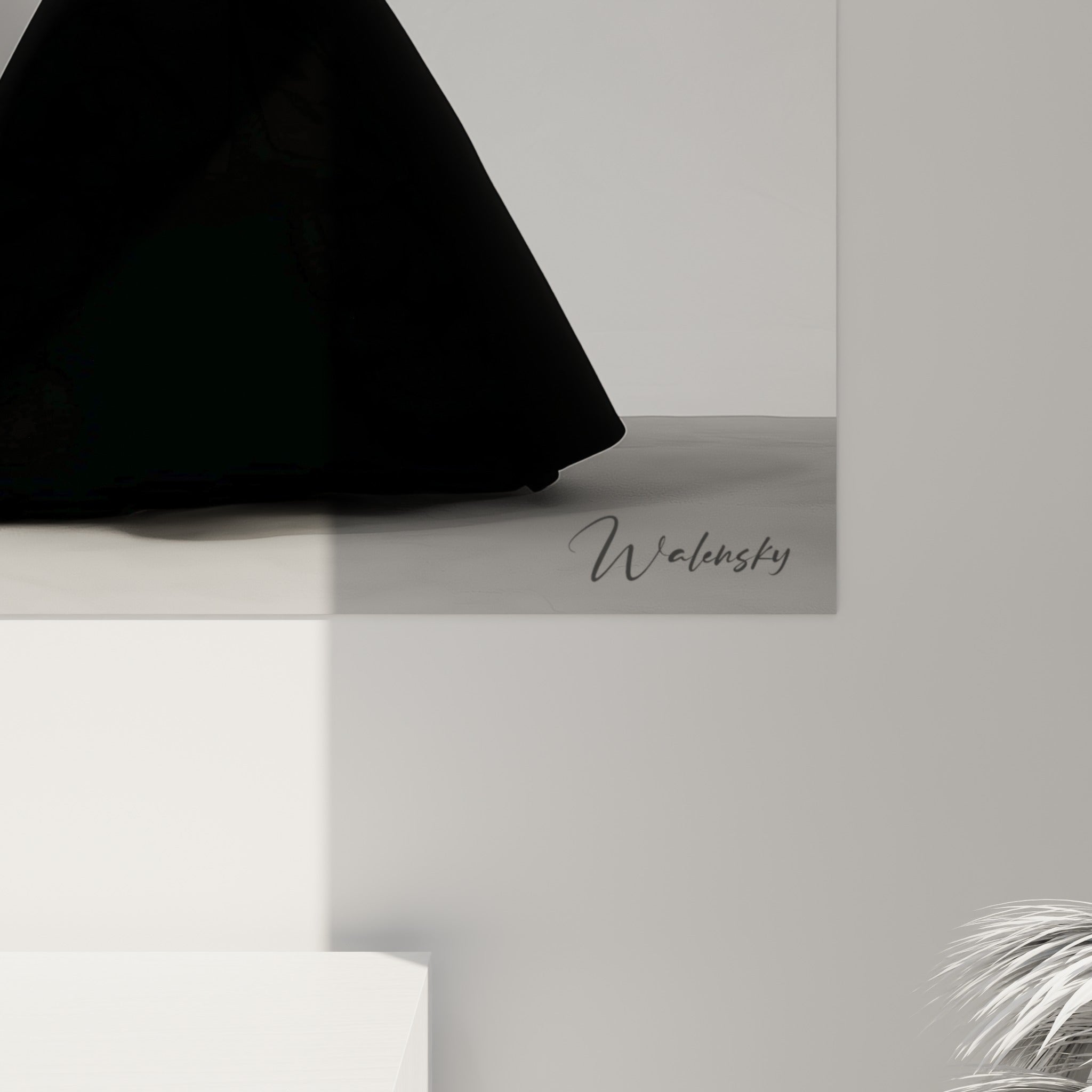 Détail de la texture soyeuse de la blouse blanche et du drapé noir profond de la jupe sirène