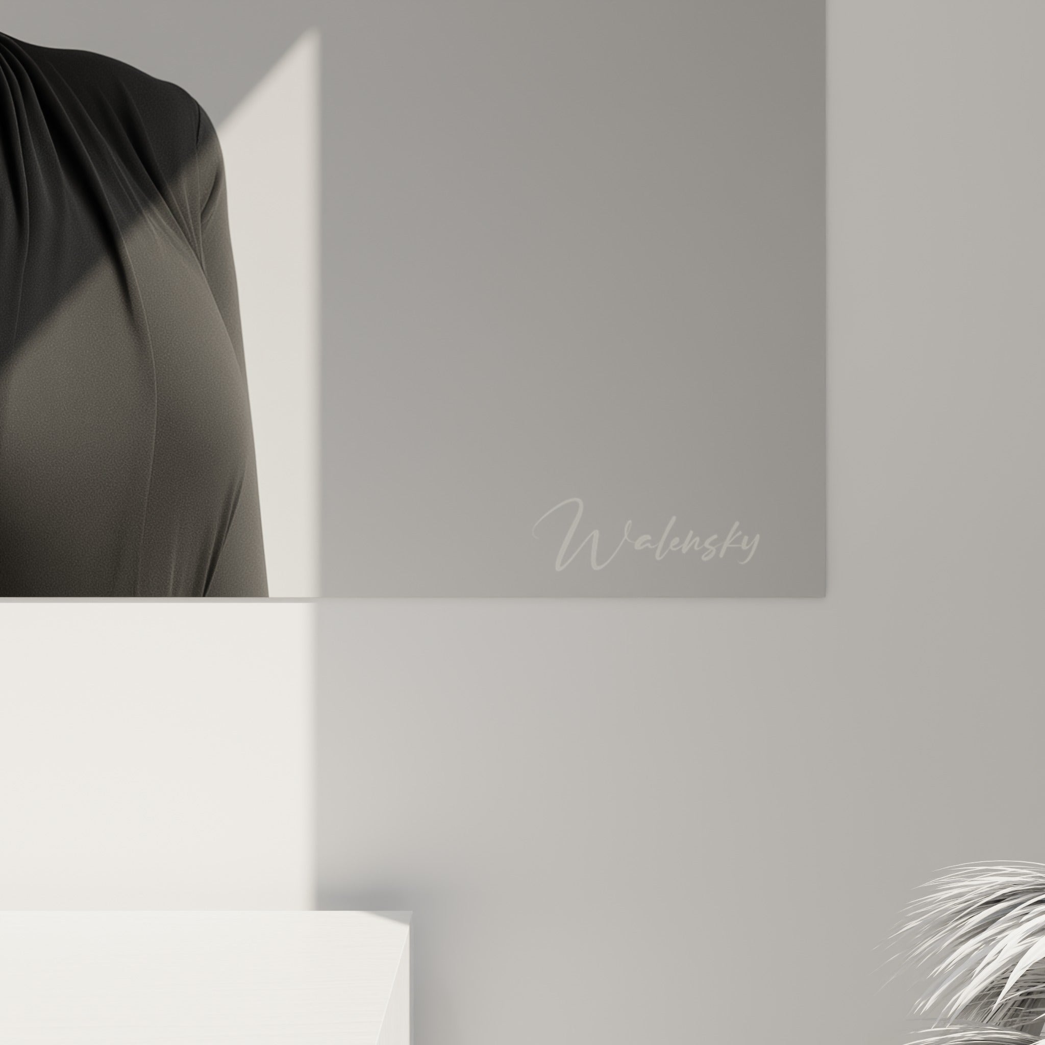 Détail du voile de soie noire et du grain texturé du chapeau, nuances de gris et reflets satinés