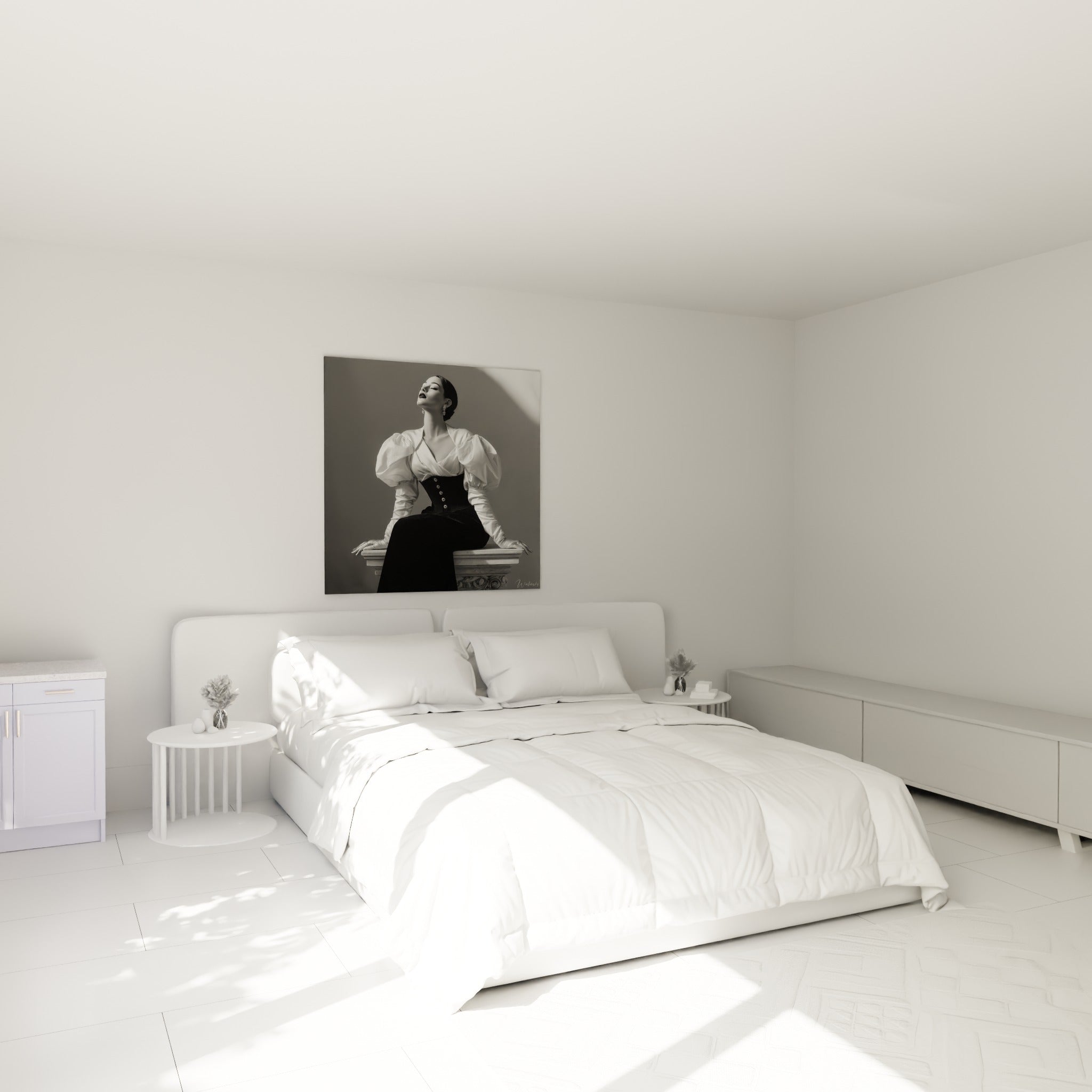 Portrait en noir et blanc d'une femme cambrée en corset, au-dessus d'un lit dans une chambre claire