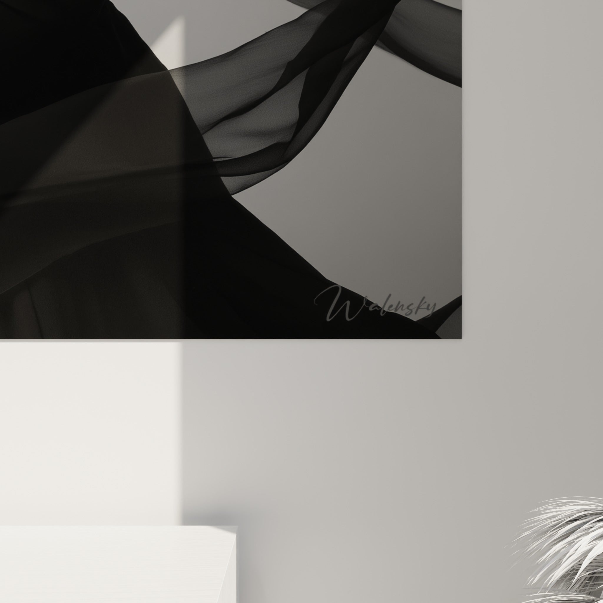Détail du tulle noir translucide et du grain photographique, nuances de gris subtiles sur la peau et le tissu