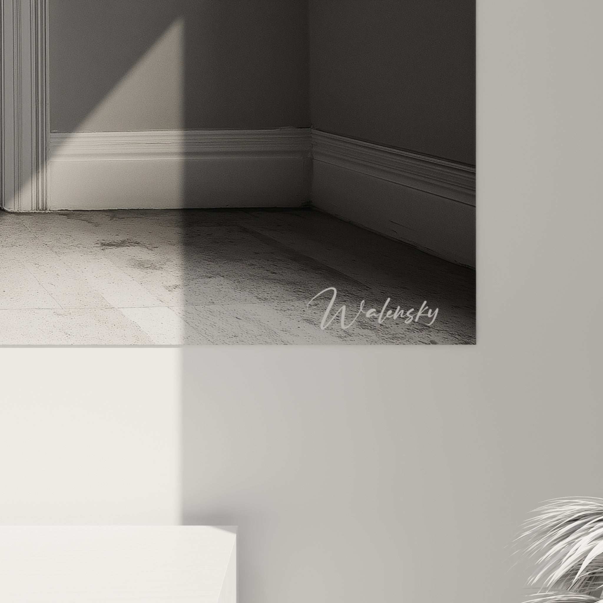 Détail du drapé blanc et des reflets gris sur l'impression, grain fin et contrastes marqués de la matière