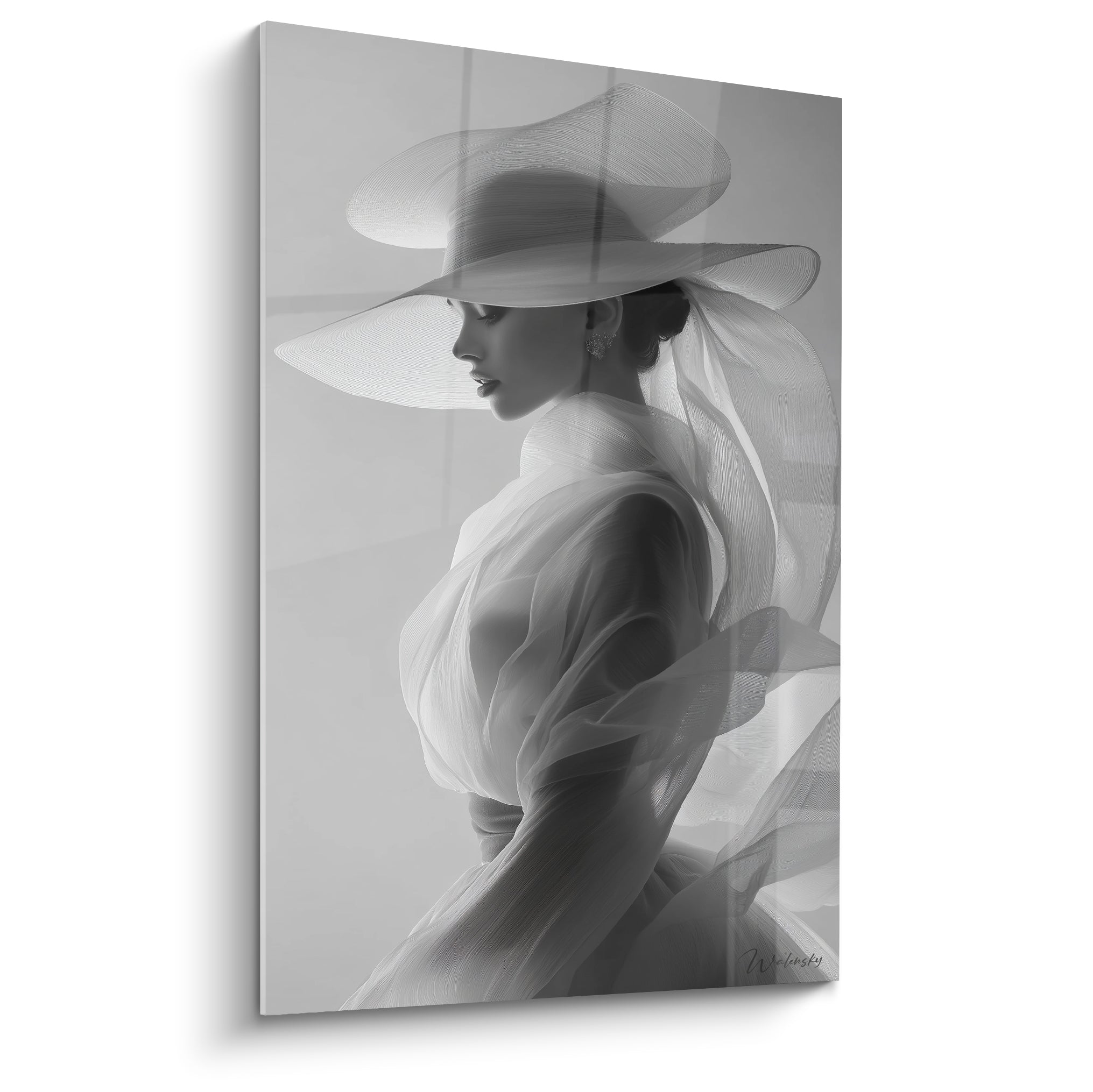 Silhouette au chapeau large en gris perle et blanc cassé, drapé fluide, style photographique épuré