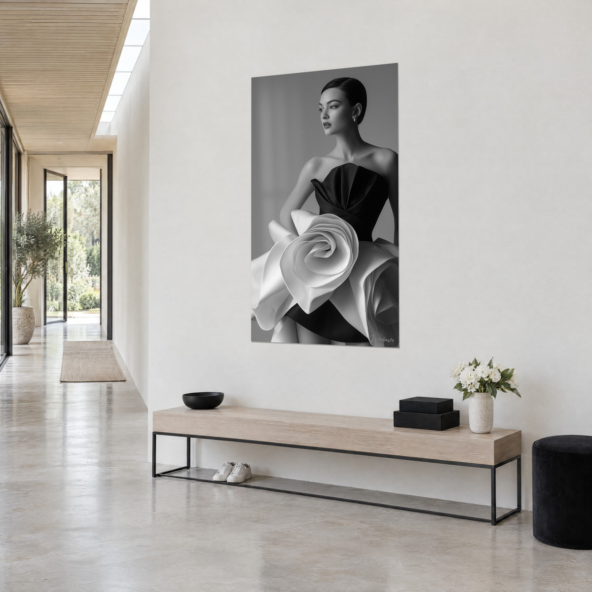 Schilderij jonge vrouw in zwart-witte couture met glinsterende oorbellen en spiraalvolants, driekwart zicht op witte muur