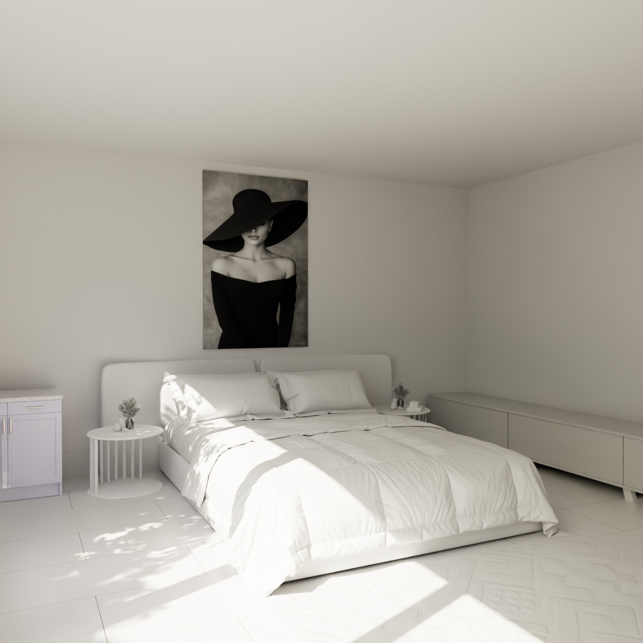 Silhouette élégante en chapeau noir et robe sombre, accrochée au-dessus d'un lit dans une chambre claire