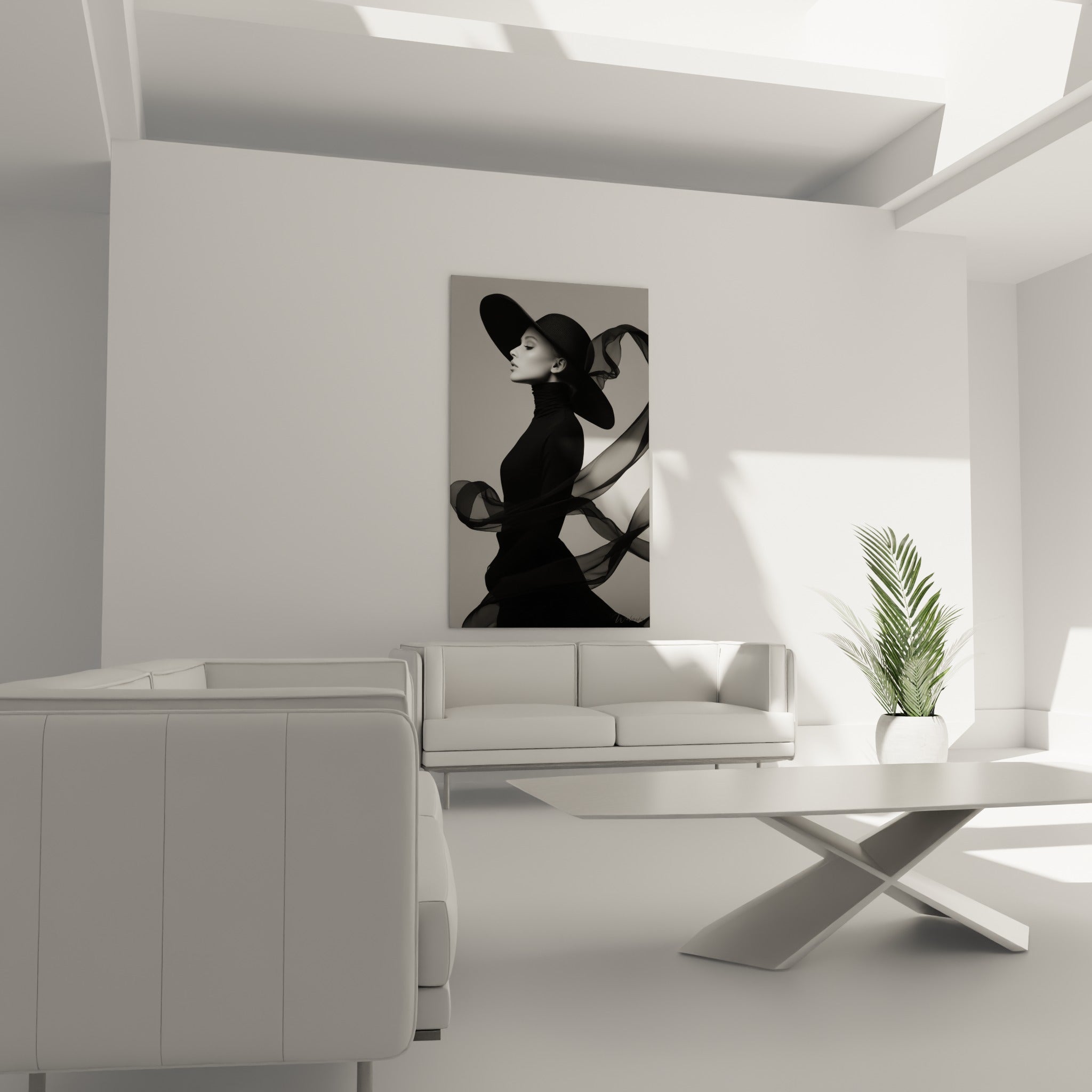 Portrait au voile noir ondulant sur fond gris perle, posture gracieuse, au-dessus d'un canapé dans un salon lumineux
