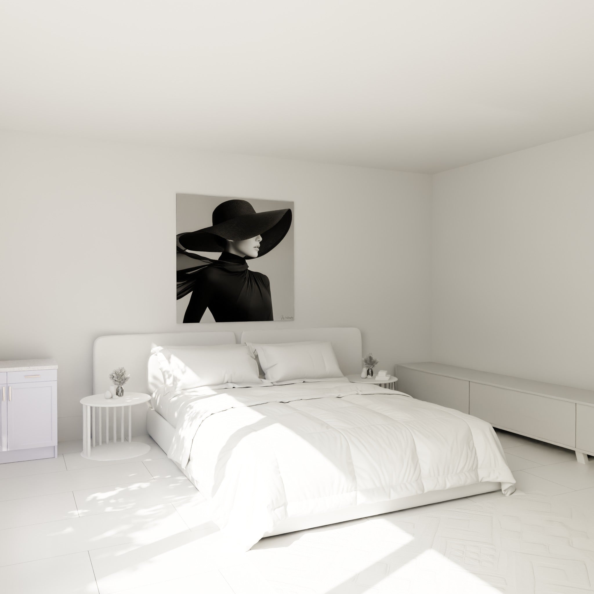 Portrait féminin en noir et blanc, chapeau ample et voile en mouvement, au-dessus d'un lit dans une chambre claire