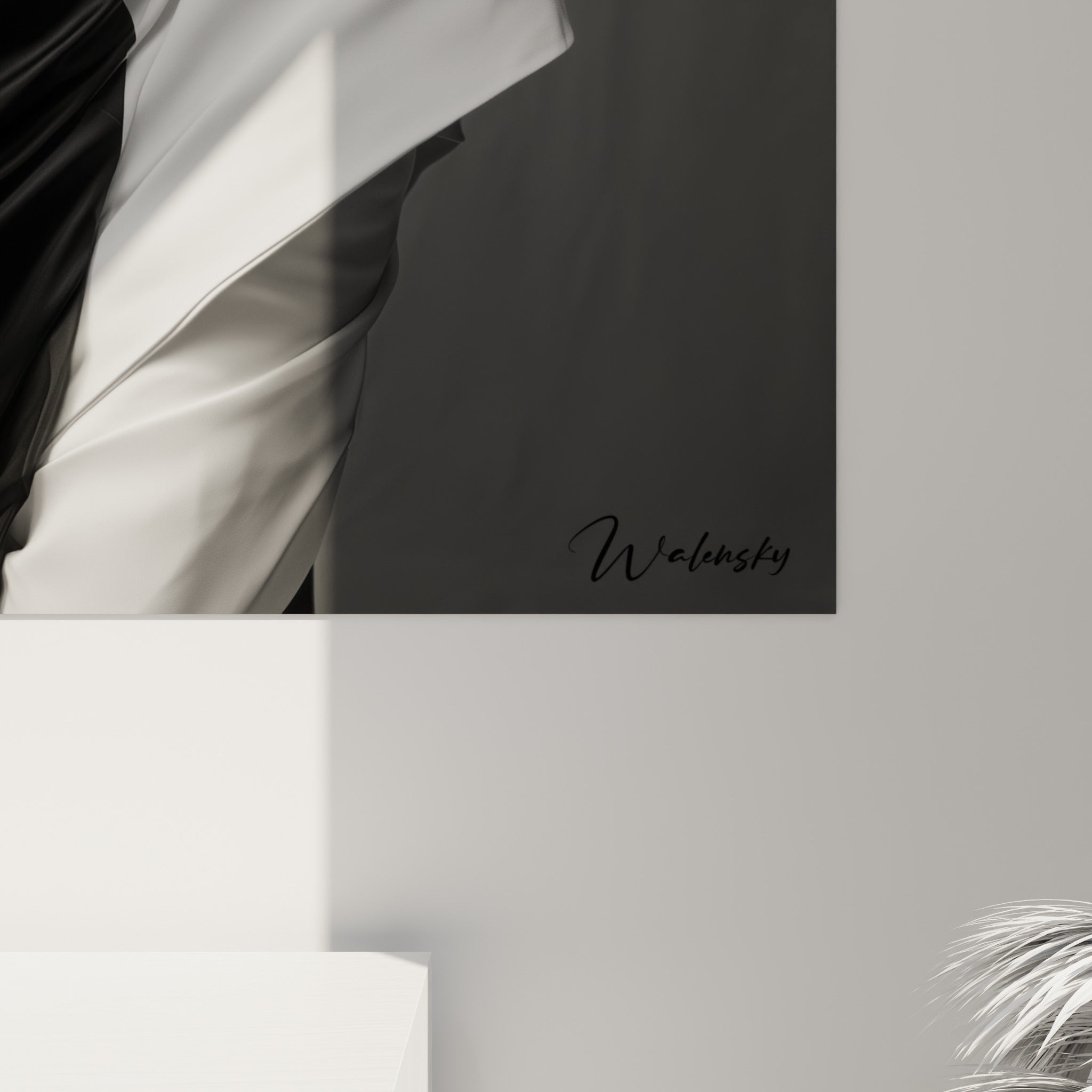 Détail du drapé satiné noir et blanc, plis fluides et texture soyeuse capturés en gros plan