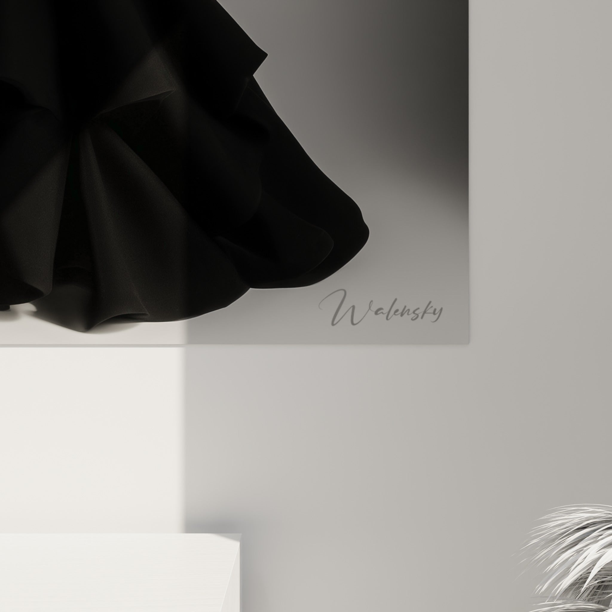 Détail du tissu noir plissé et du col blanc amidonné, textures satinées et reflets contrastés