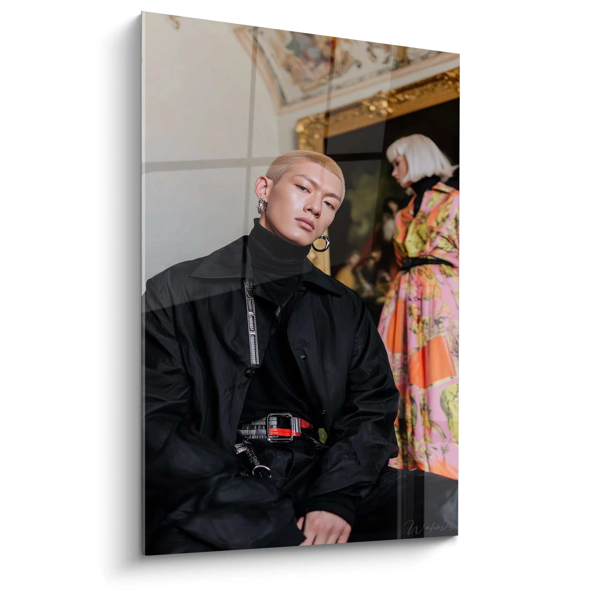 Tableau mural streetwear moderne avec un modèle portant des vêtements tendance et une tenue colorée en arrière-plan