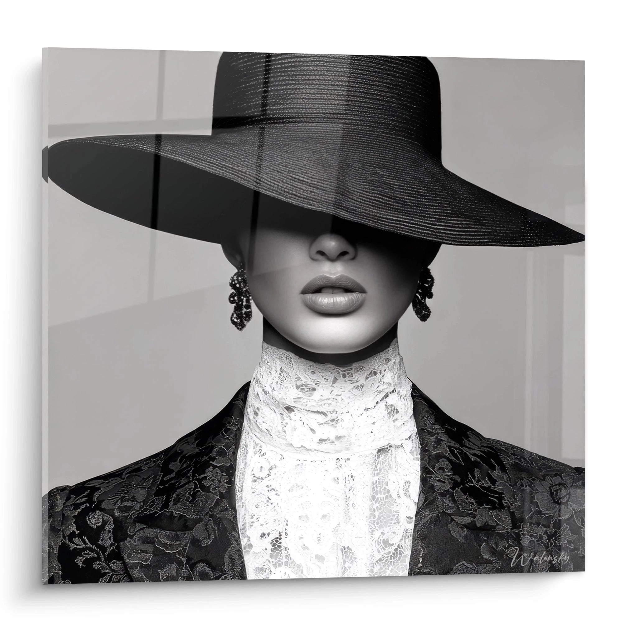 Tableau mural mode vintage noir et blanc représentant une femme avec un grand chapeau et des bijoux élégants