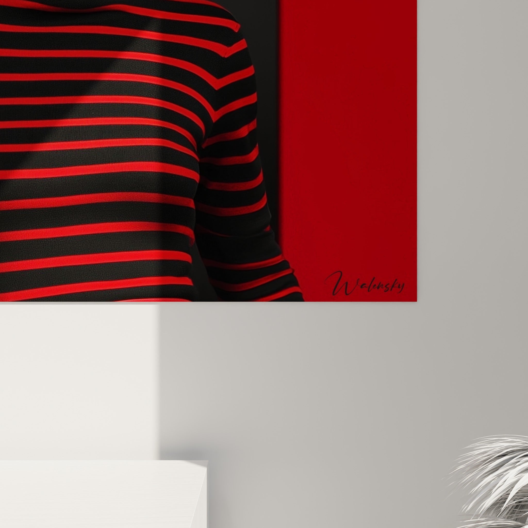 Détail du grain de l'impression : lèvres rouge carmin et rayures noires se détachant du fond gris anthracite