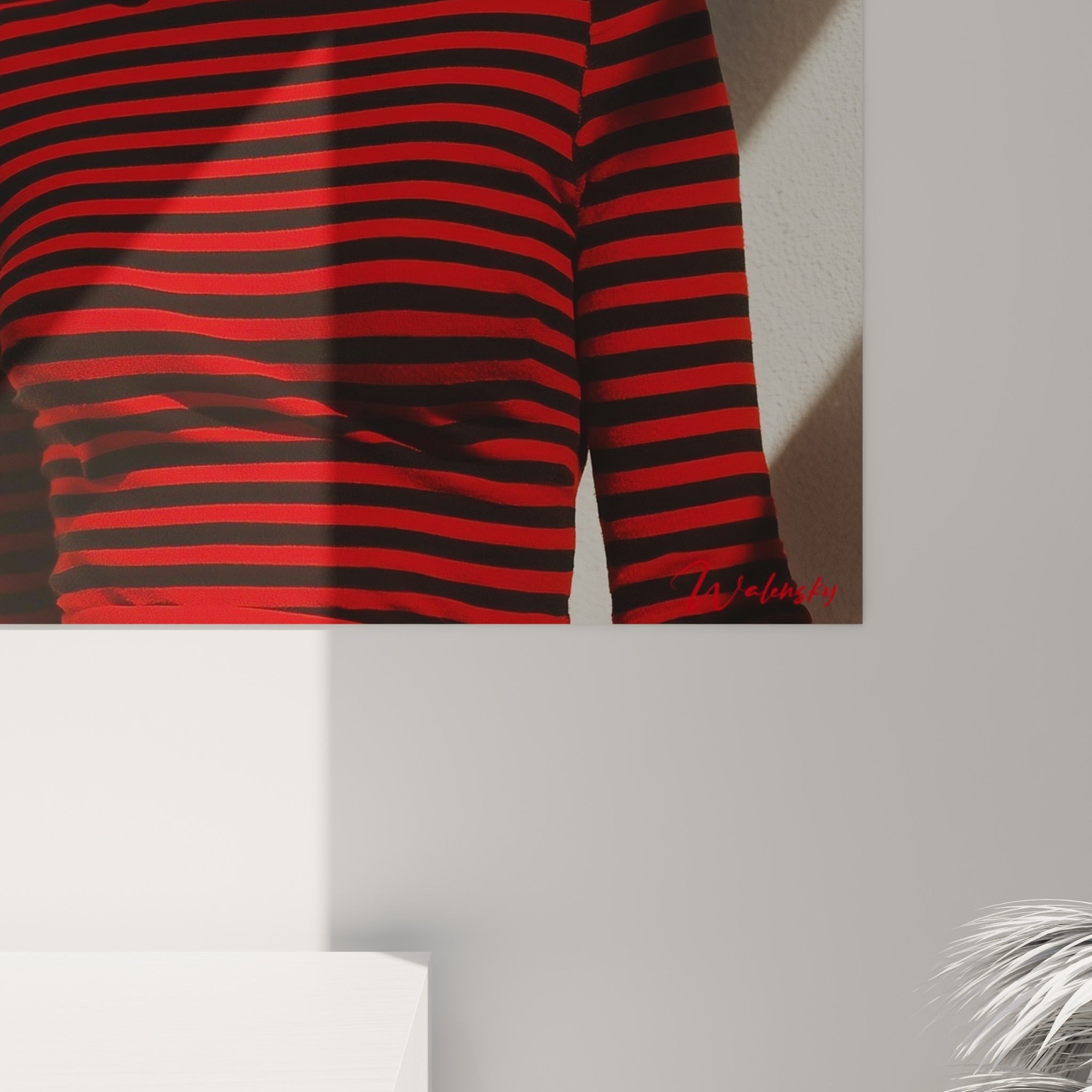 Détail des rayures rouge et noir et du grain photographique sur ce tableau Mode vintage accroché au mur