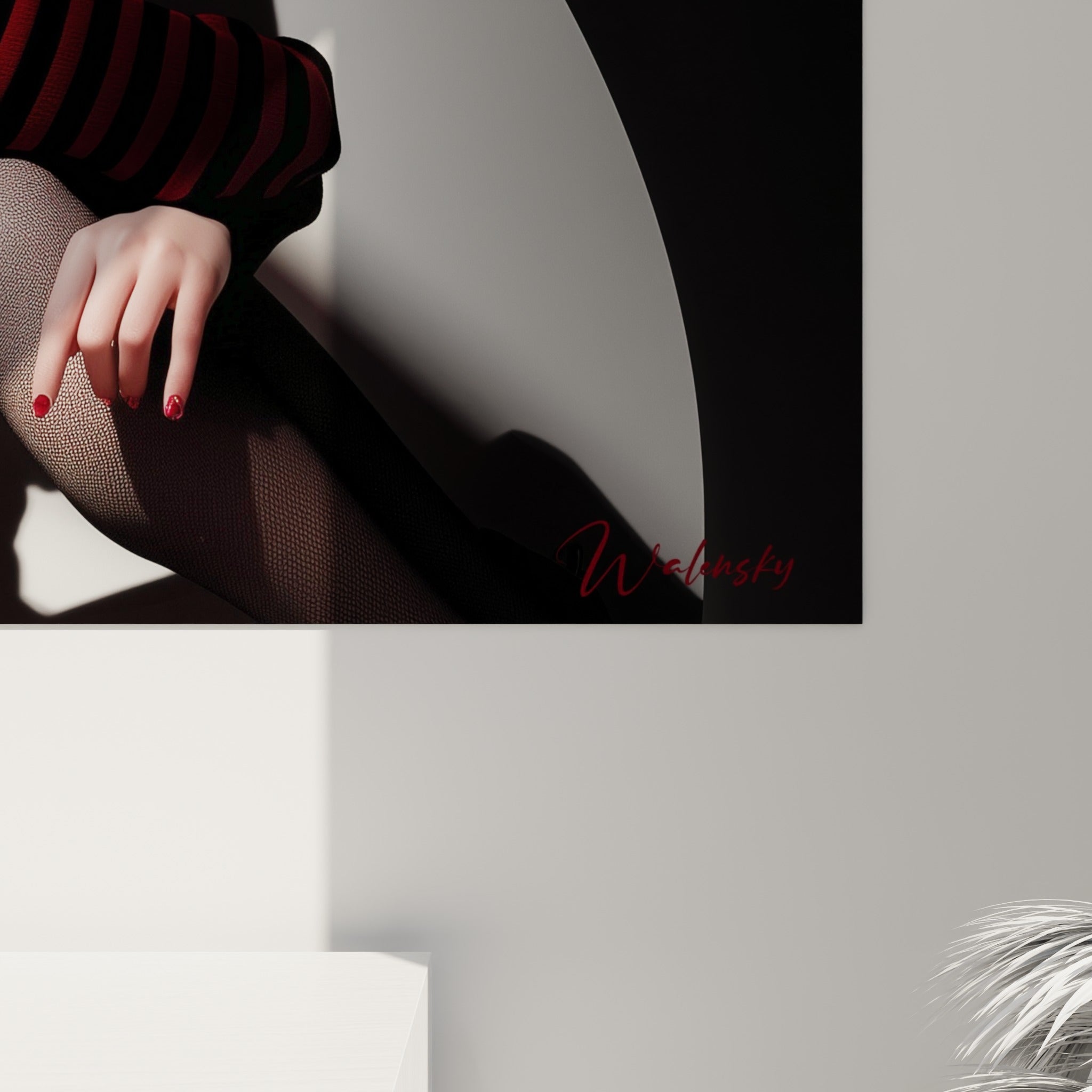 Détail des rayures rouge et noir et du grain de l'impression sur le béret et la peau