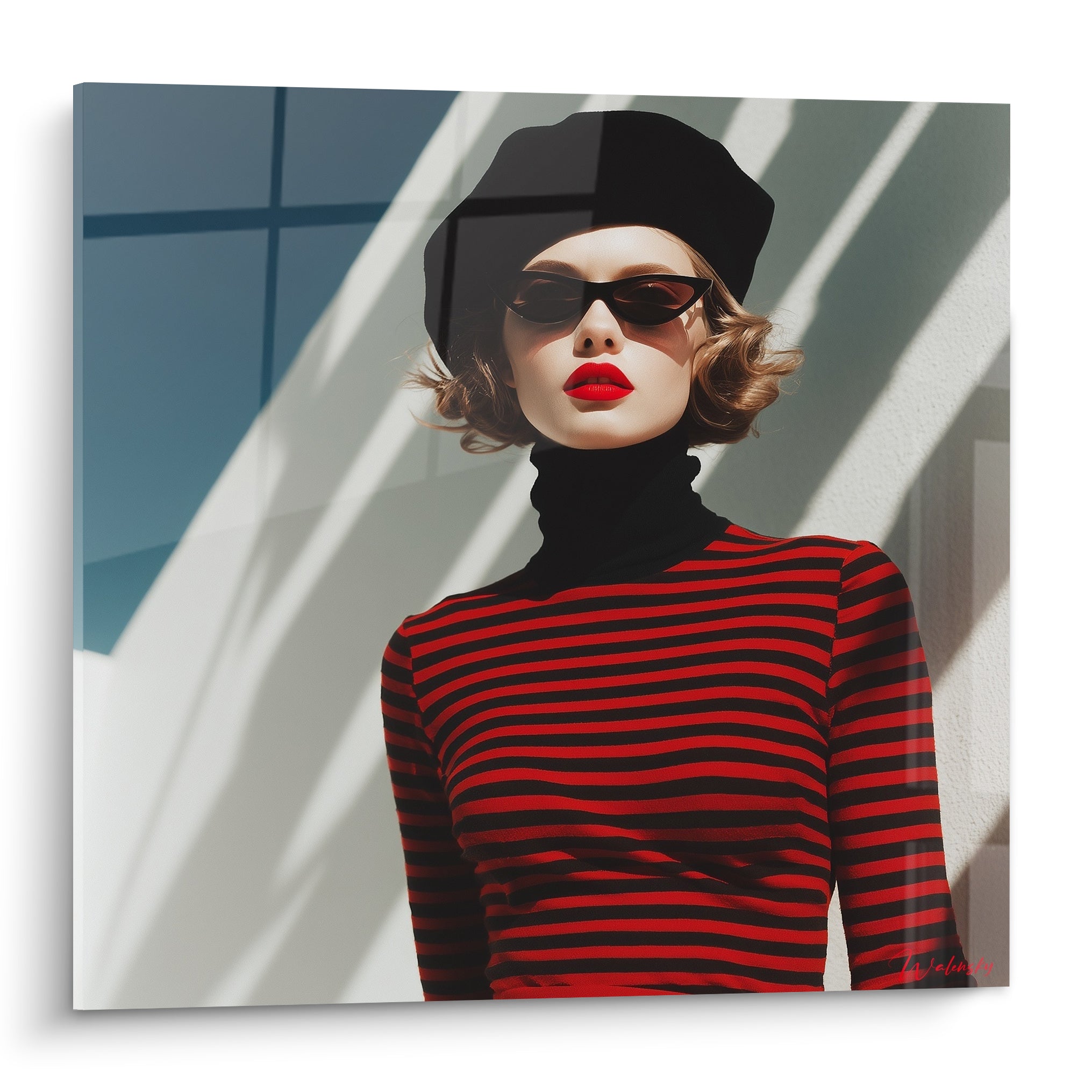 Portrait Mode vintage d'une femme au béret noir et mariniere rouge et noir, lumière graphique