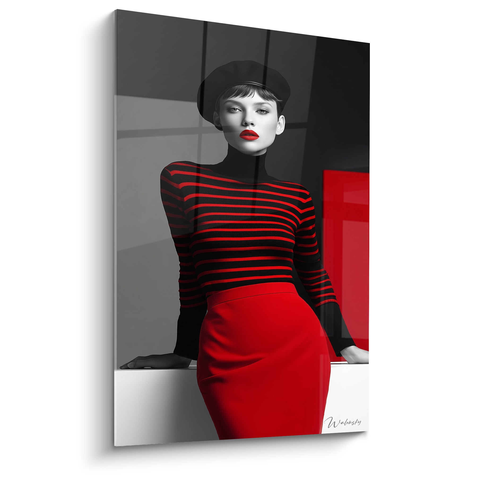 Femme au béret noir et jupe rouge vif, pull rayé rouge et noir, portrait sur fond gris anthracite
