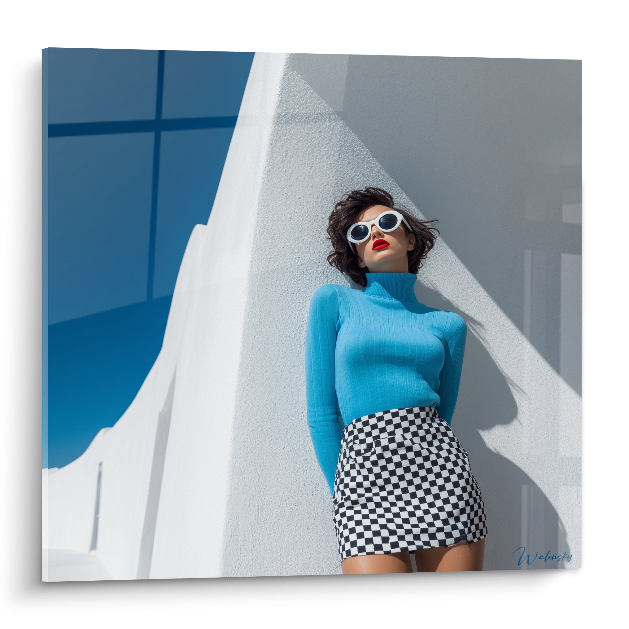 Silhouette en pull turquoise et jupe à damier noir et blanc contre un mur blanc lumineux