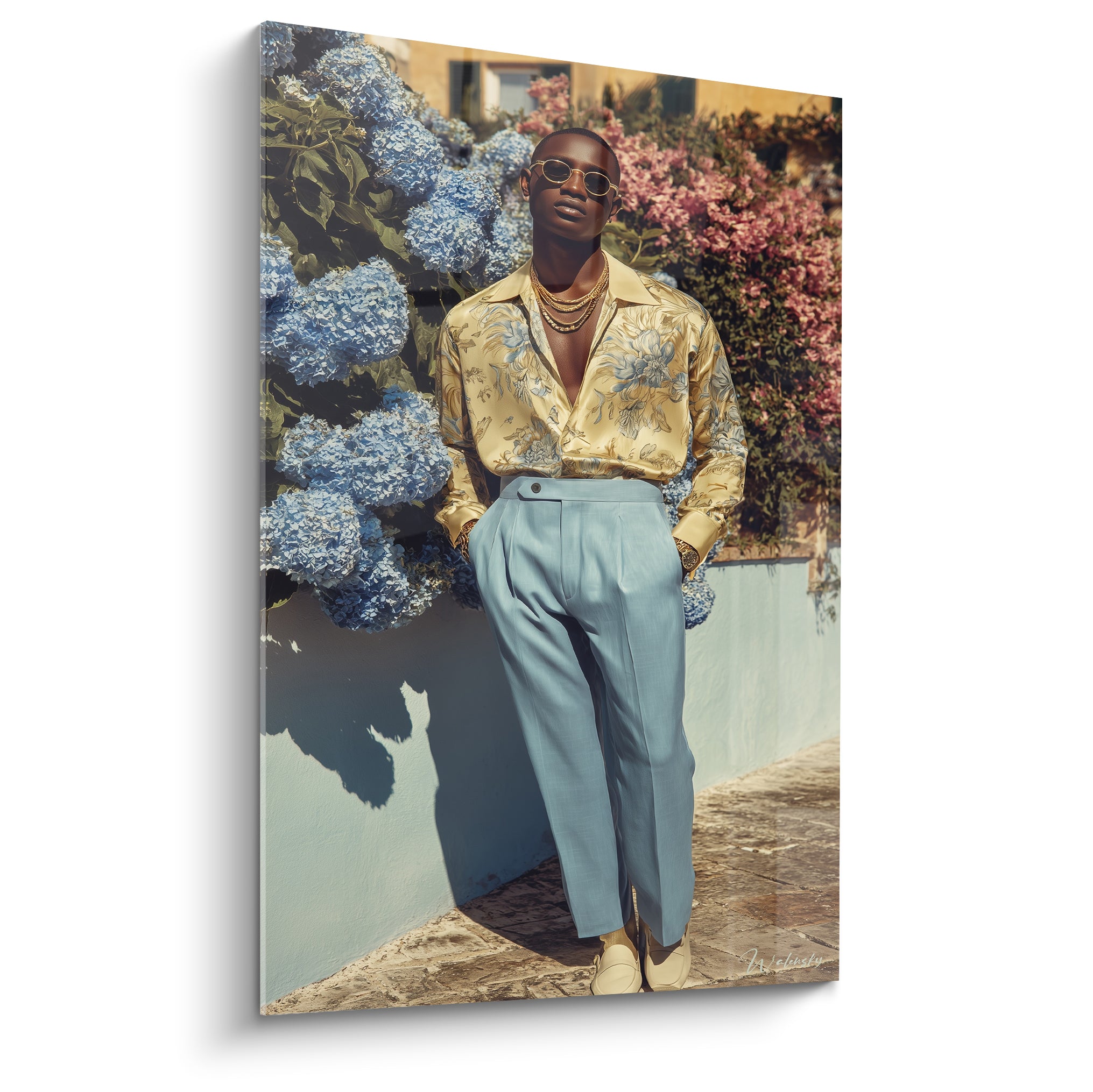 Homme élégant en chemise dorée et pantalon bleu ciel devant des hortensias bleus, style rétro