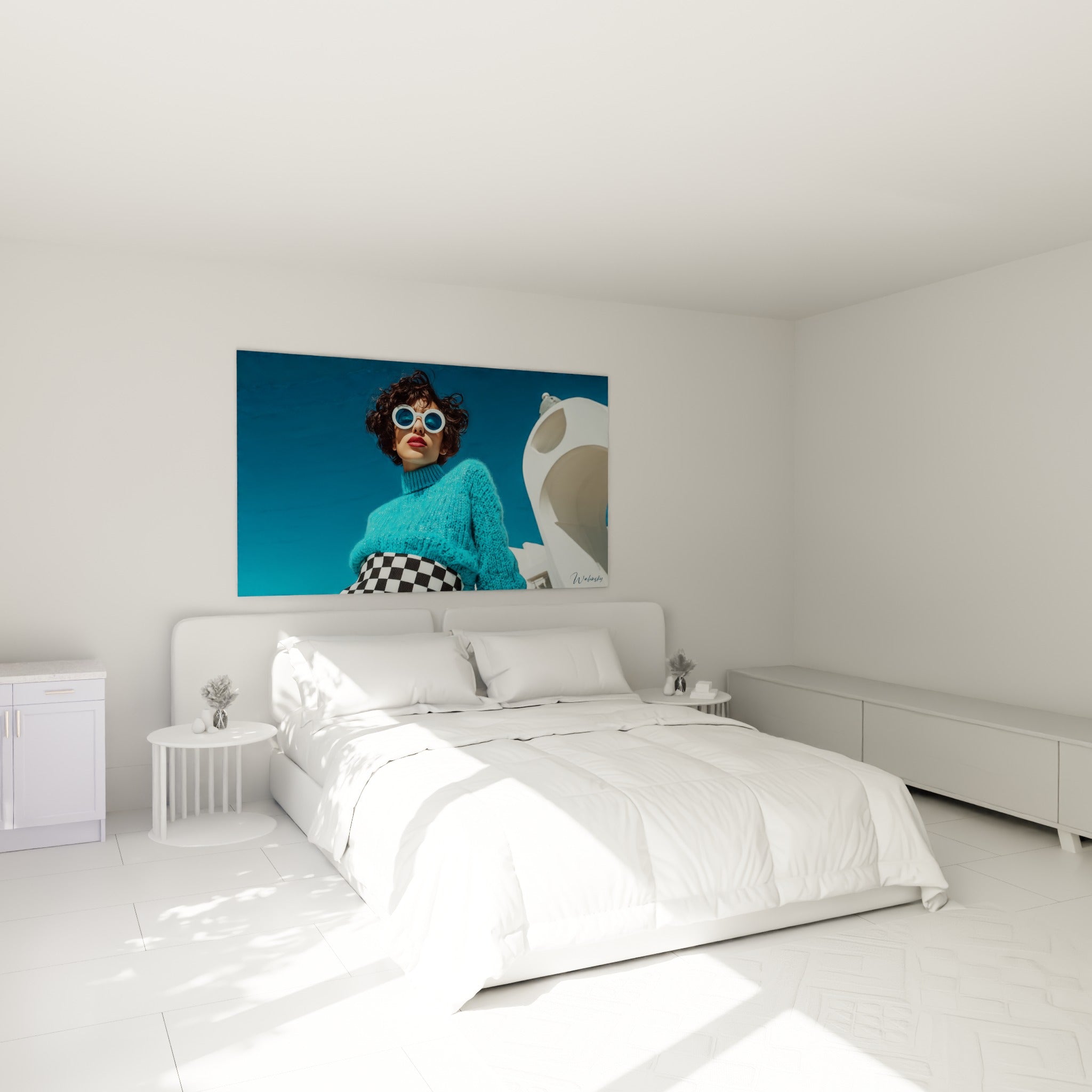 Silhouette au pull turquoise et jupe damier accrochée au-dessus d'un lit dans une chambre claire
