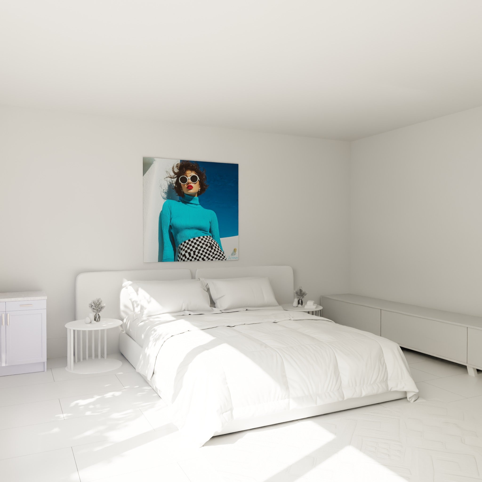 Silhouette au pull turquoise et jupe damier, accrochée au-dessus d'un lit dans une chambre claire