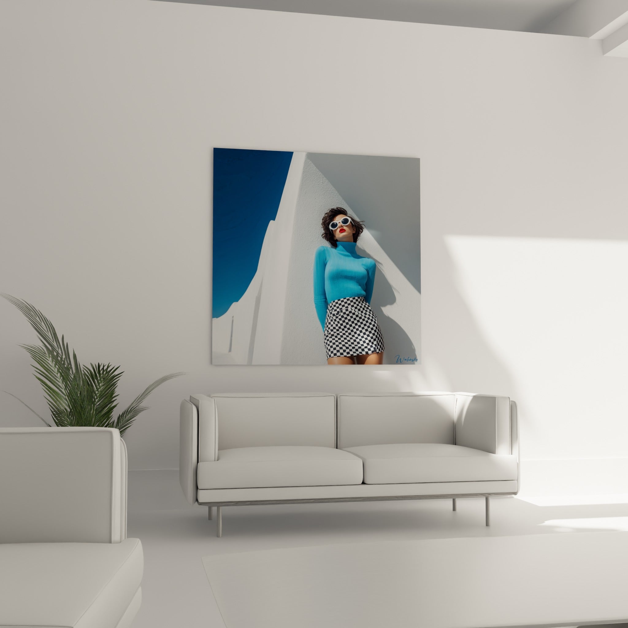 Posture détendue en tricot turquoise et jupe graphique, tableau accroché au-dessus d'un canapé dans un salon lumineux