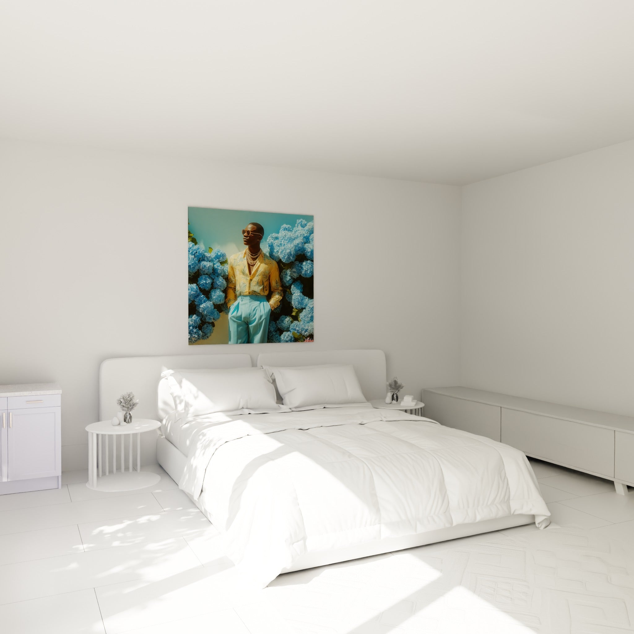 Silhouette élégante en jaune et bleu parmi les hortensias, accrochée au-dessus d'un lit dans une chambre claire