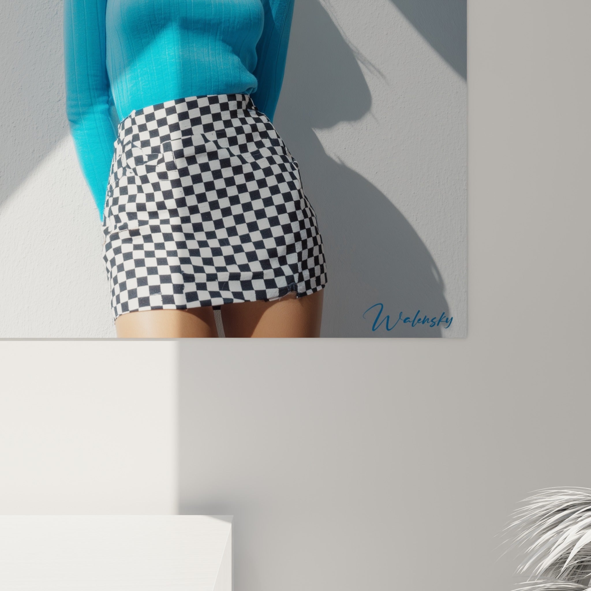 Grain de l'impression révélant les nuances du bleu turquoise et les carreaux noirs et blancs de la jupe