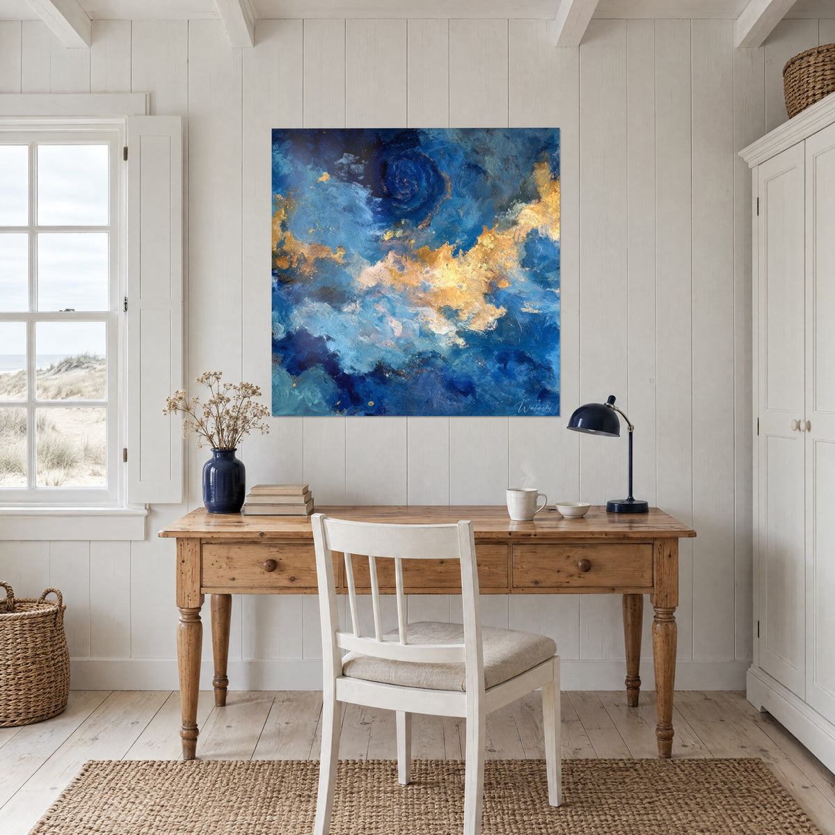 Schilderij wolkenlandschap in olieverf, nachtblauw en bleek goud, boven een lichte houten bureau met zwarte lamp