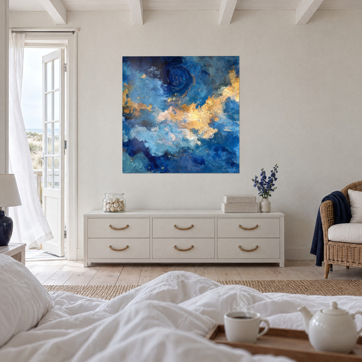 Schilderij hemelse storm in azuur en goudpigmenten, mariene draaikolk bovenaan, boven een bed in een lichte slaapkamer
