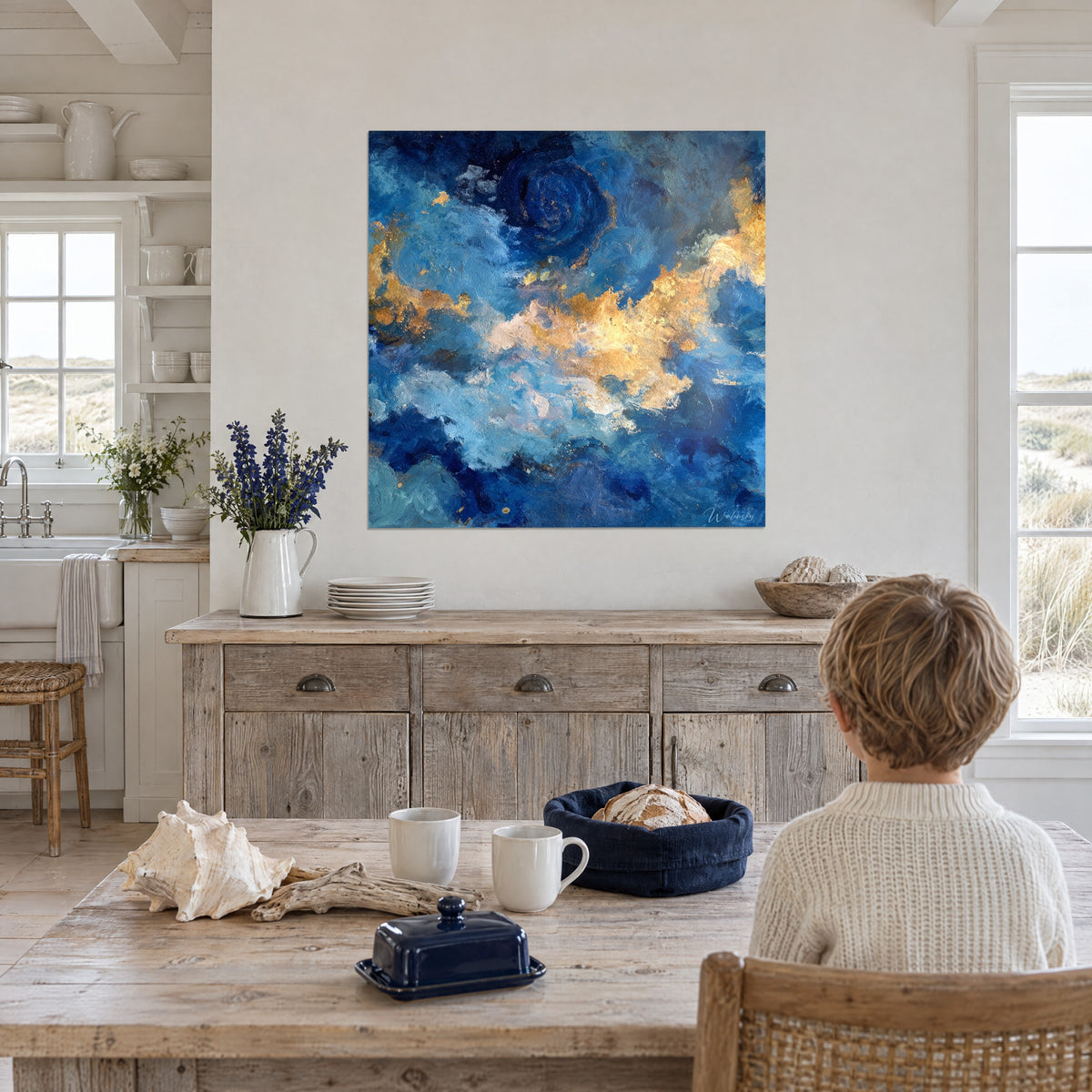 Schilderij hemelgewelf in turquoise en saffraangele streken, aan de witte muur van een keuken aan zee