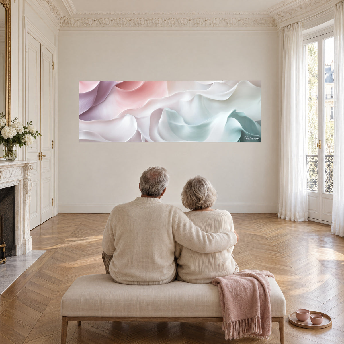 Schilderij van abstracte lila, roze en celadongroene mousseline, bewonderd door een zittend stel in een woonkamer met Hongaarse visgraatvloer