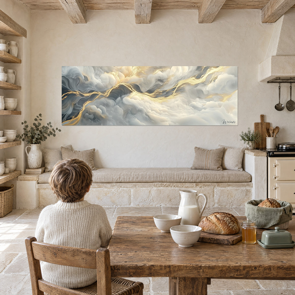 Tableau volutes de brume gris bleuté et or, observé par un enfant de dos à une table de cuisine rustique près de poutres apparentes