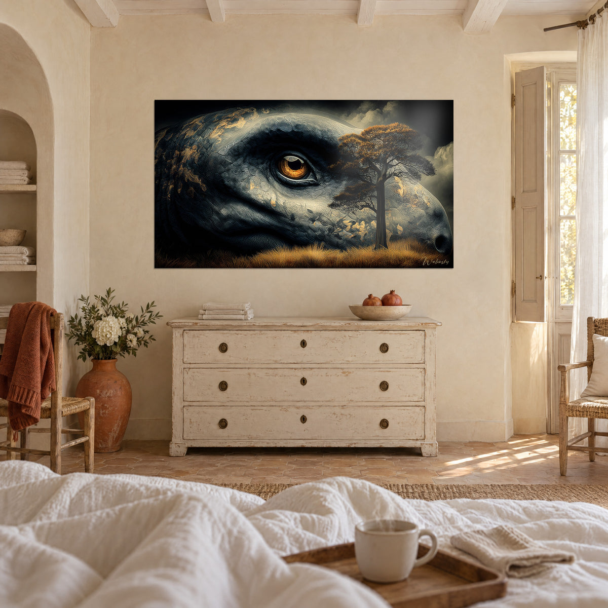 Cuadro de una cabeza de saurio y una acacia solitaria, ojo color miel, escamas gris azulado, hierba leonada, encima de una cama en un dormitorio luminoso