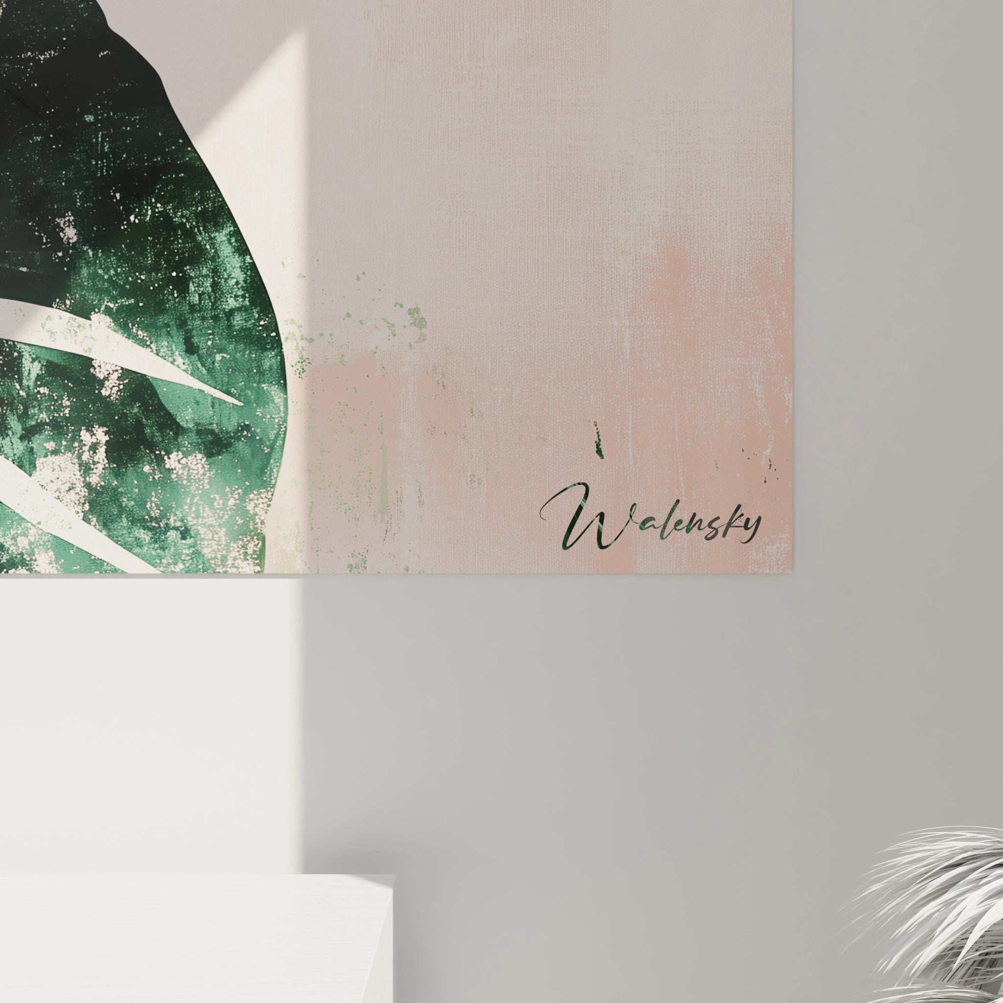 Un tableau Monstera nature où des feuilles vertes contrastent avec un fond beige rosé. Les textures visibles incluent des traces patinées et des variations de teintes apportant profondeur et relief.