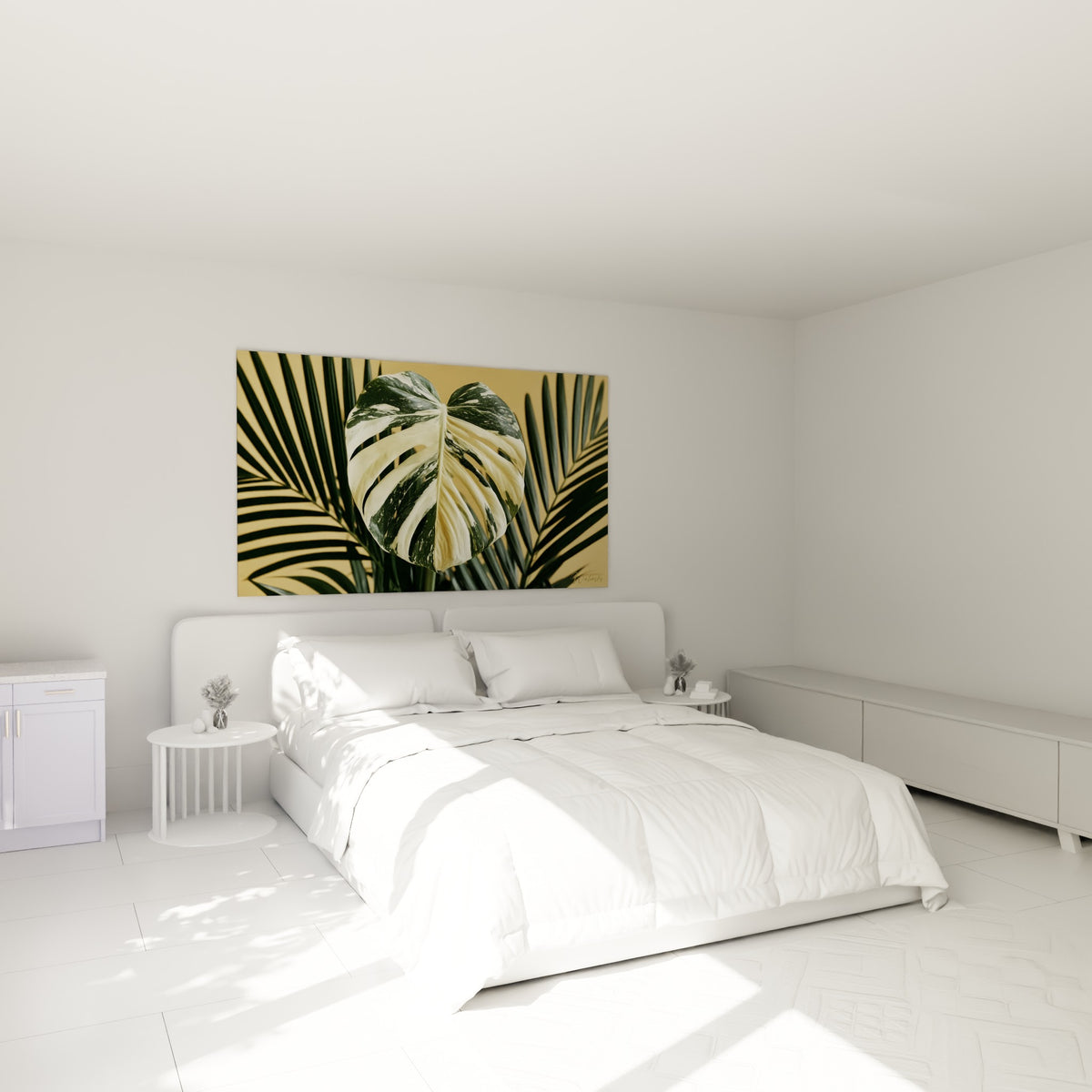 Monstera aux teintes vert profond et blanc crème accroché au-dessus d'un lit dans une chambre claire