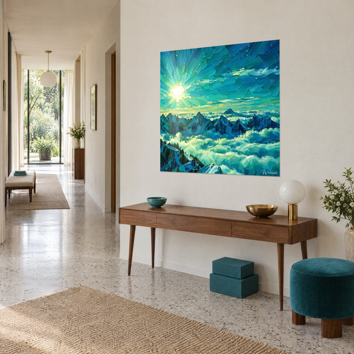Chaîne de crêtes anthracite émergeant d'une mer de nuages vert d'eau, au-dessus d'un canapé dans un salon lumineux