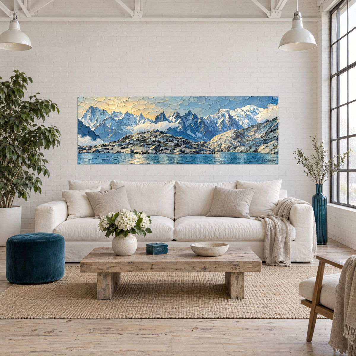 Gemälde verschneite Gipfel des Mont Blanc, blauer See und goldener Himmel, über einem Sofa in einem hellen Wohnzimmer