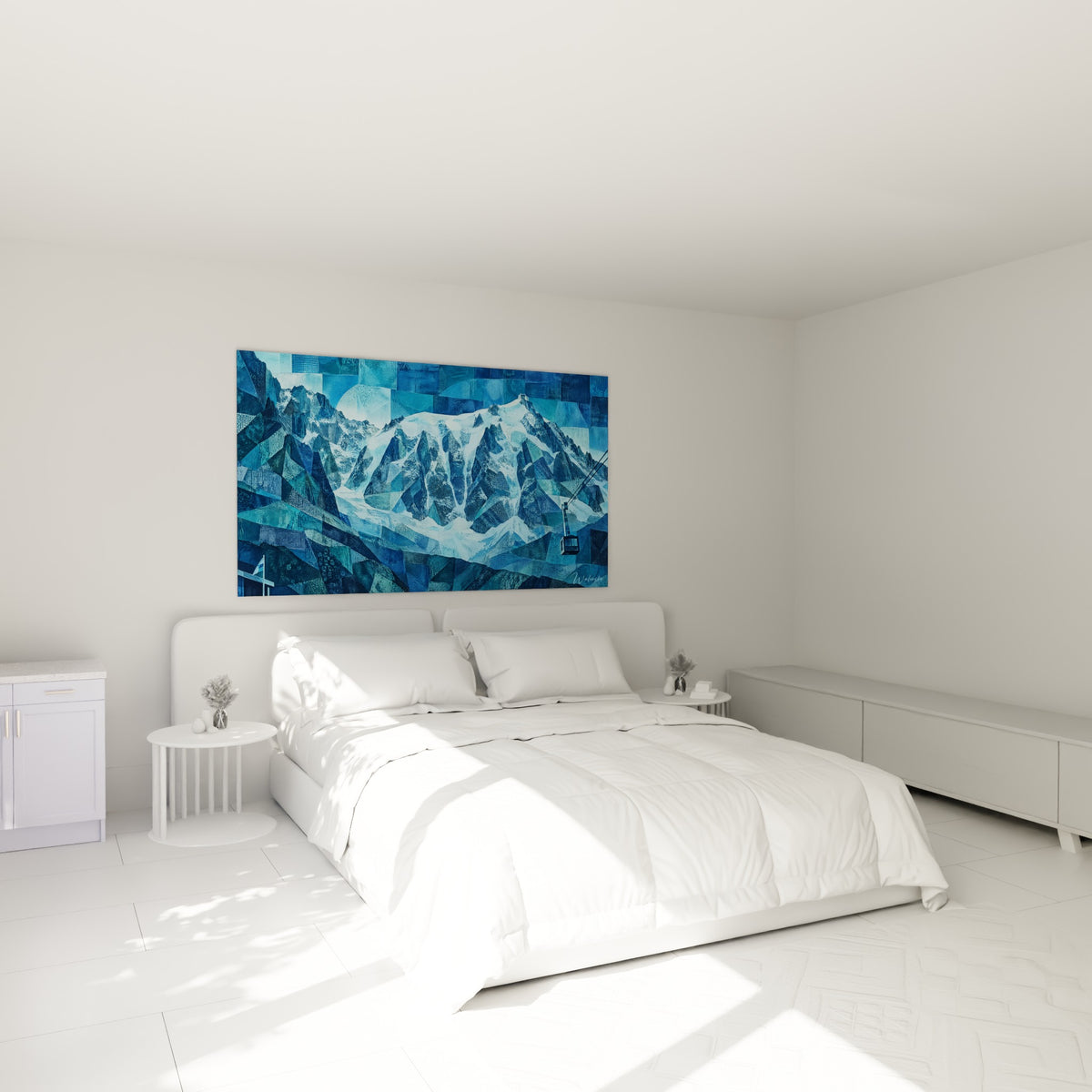 Massif alpin bleu nuit et blanc éclatant aux formes cubistes, accroché au-dessus d'un lit dans une chambre claire
