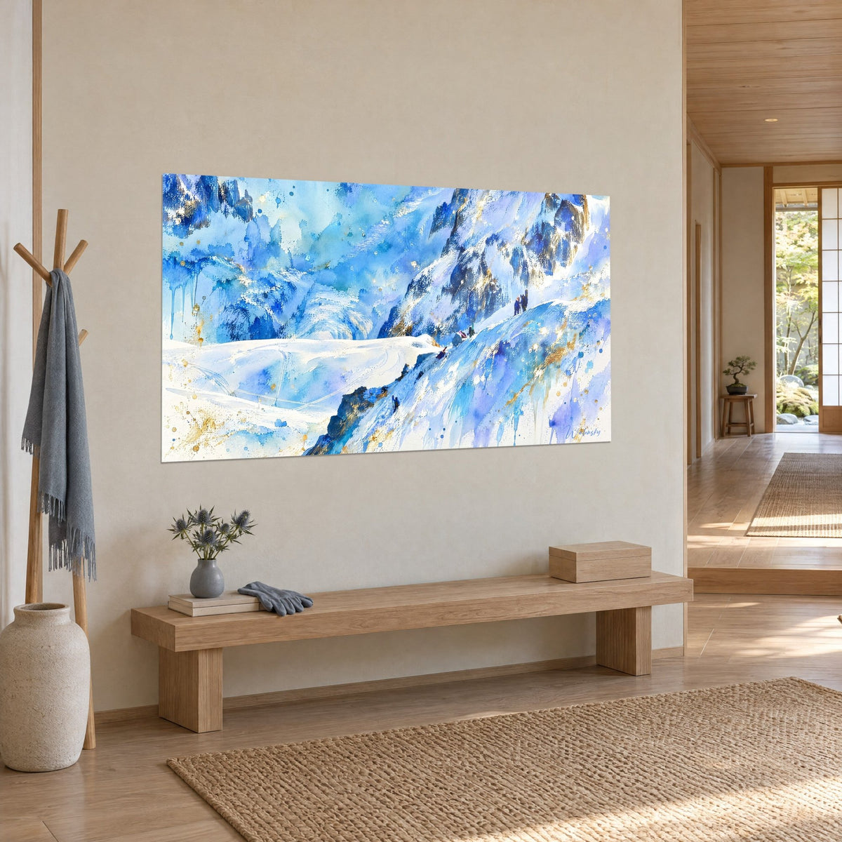 Cuadro glaciar del Mont Blanc en acuarela, séracs azul cobalto y lavanda veteados de oro, vista de tres cuartos sobre una pared beige
