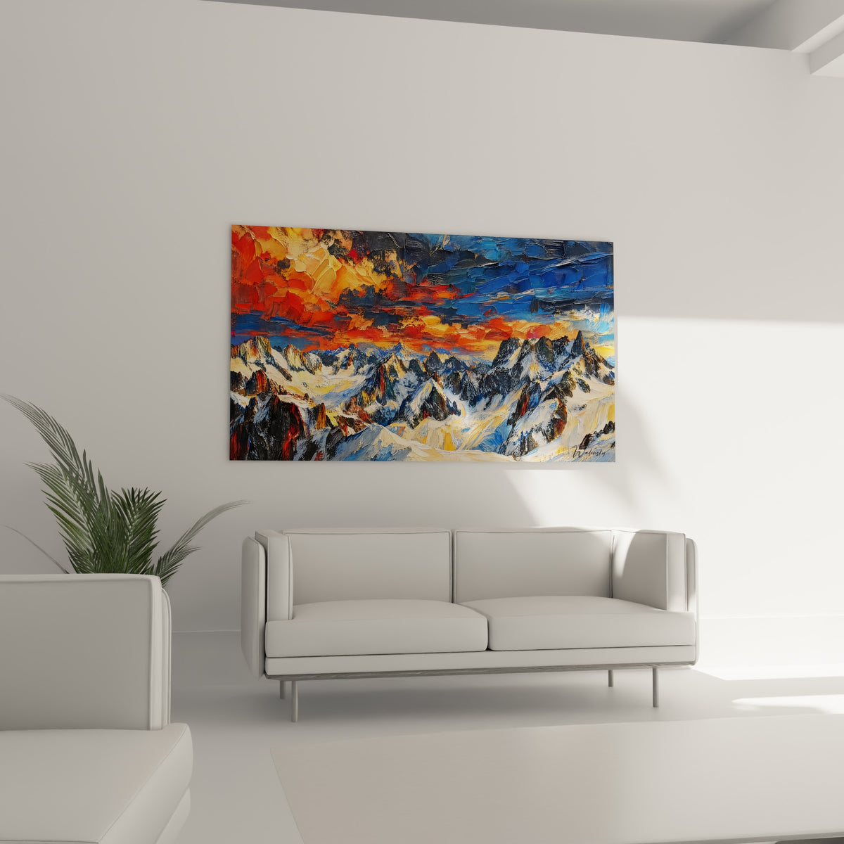 Crêtes enneigées sous ciel flamboyant doré et anthracite, suspendues au-dessus d'un canapé dans un salon lumineux