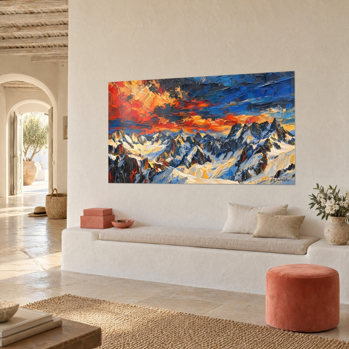 Cuadro agujas rocosas escarchadas, nubes bermellón y azul profundo en pinceladas de espátula, en una habitación mediterránea