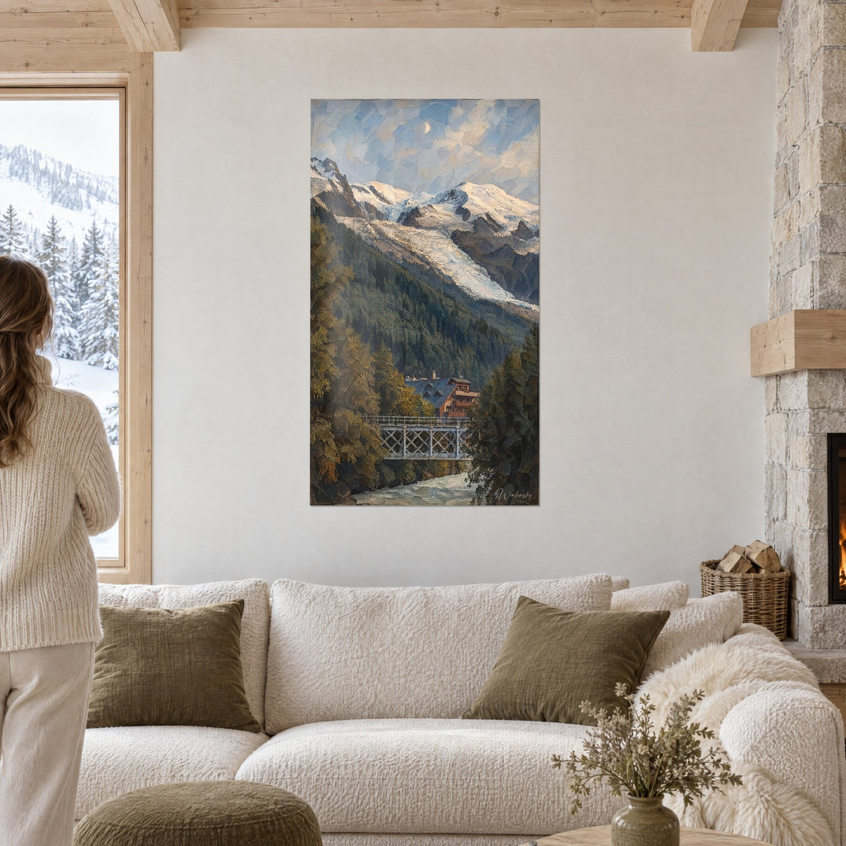 Gemälde eines weißen Gletschers, der durch einen dunkelgrünen Tannenwald hinabstürzt, Chalet mit blauem Dach, über einem Sofa in einem hellen Wohnzimmer