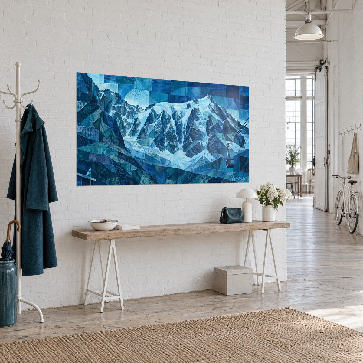 Sommets enneigés en bleu ardoise et blanc glacier, composition en mosaïque, au-dessus d'un canapé dans un salon lumineux