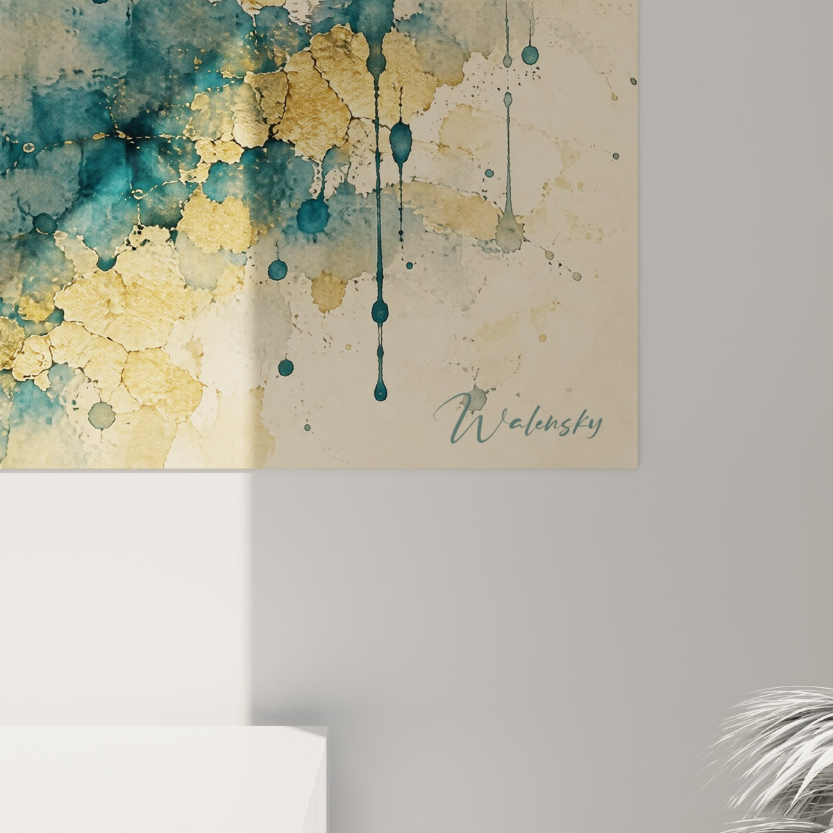 Détail des coulures dorées et empâtements bleu marine sur la texture du papier beige de l'œuvre