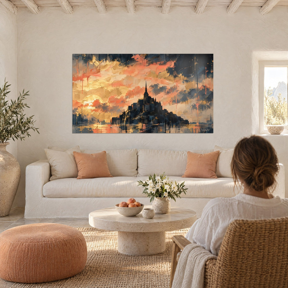 Gemälde Abtei auf schwarzem Felsen, Himmel in Koralle und Gold, runde Sonne beim Sonnenuntergang, über einem Sofa in einem hellen Wohnzimmer
