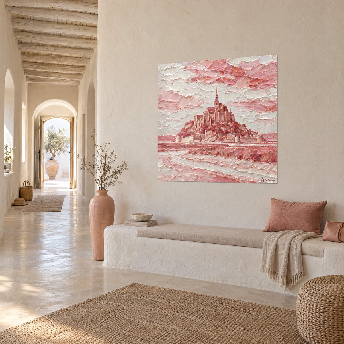 Monument normand aux tons rose poudré et crème sculptés en relief, au-dessus d'un canapé dans un salon lumineux
