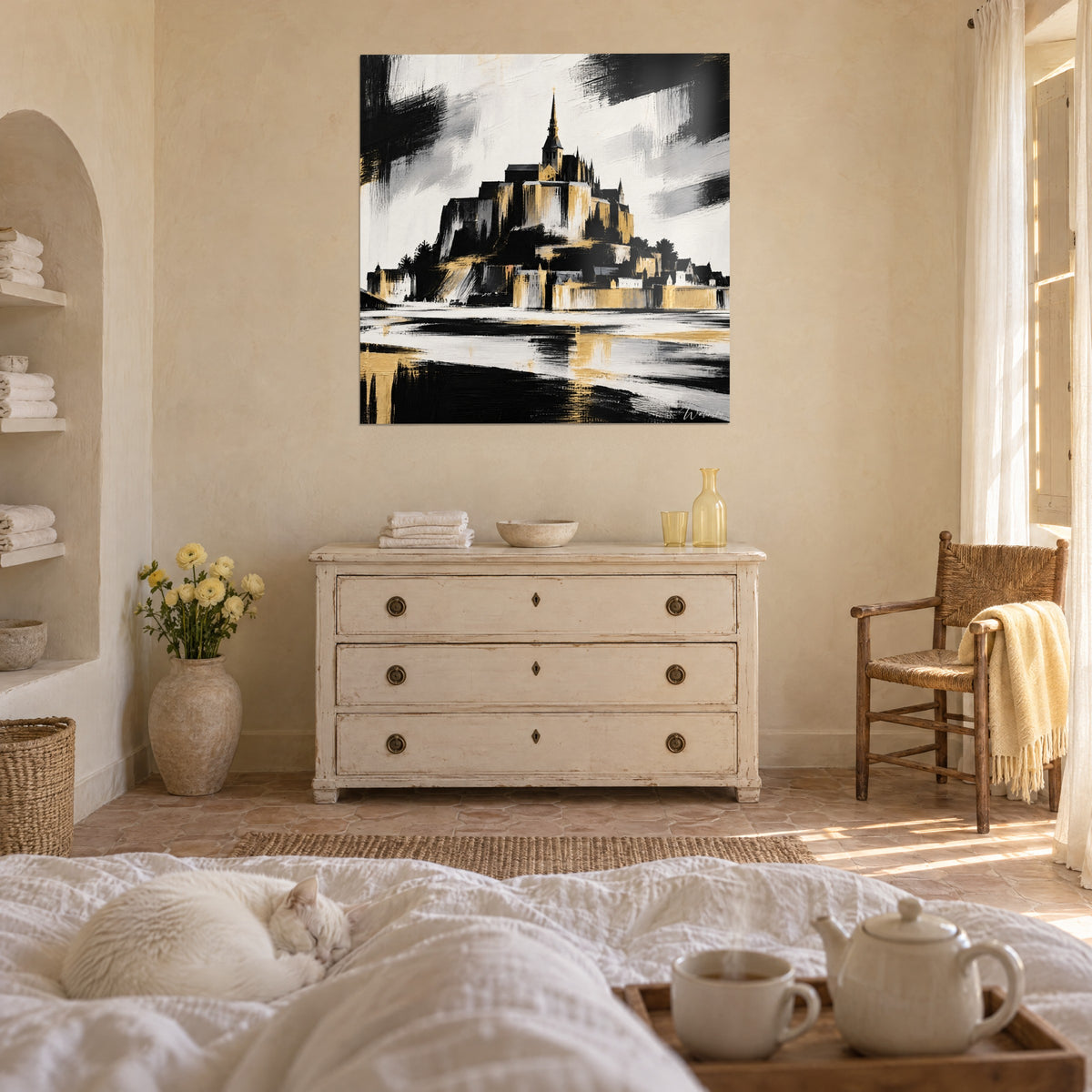 Schilderij getijdencitadel met zwarte en gouden weerspiegelingen op het ivoorkleurige strand, een witte kat die ligt, boven een bed in een lichte slaapkamer