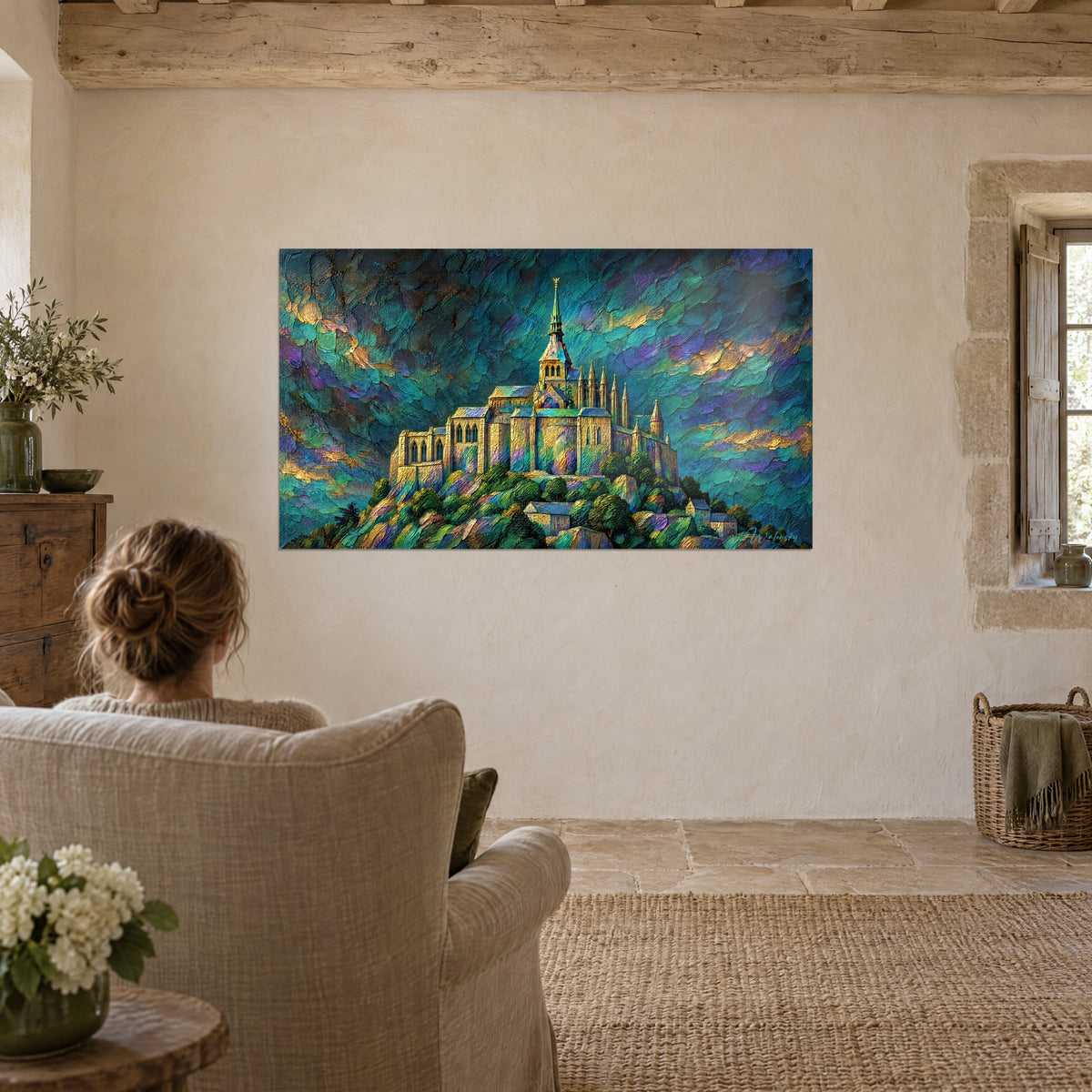 Schilderij Normandisch heiligdom met gouden torentjes, wervelende turquoise en mauve lucht, tegenover een beige linnen fauteuil