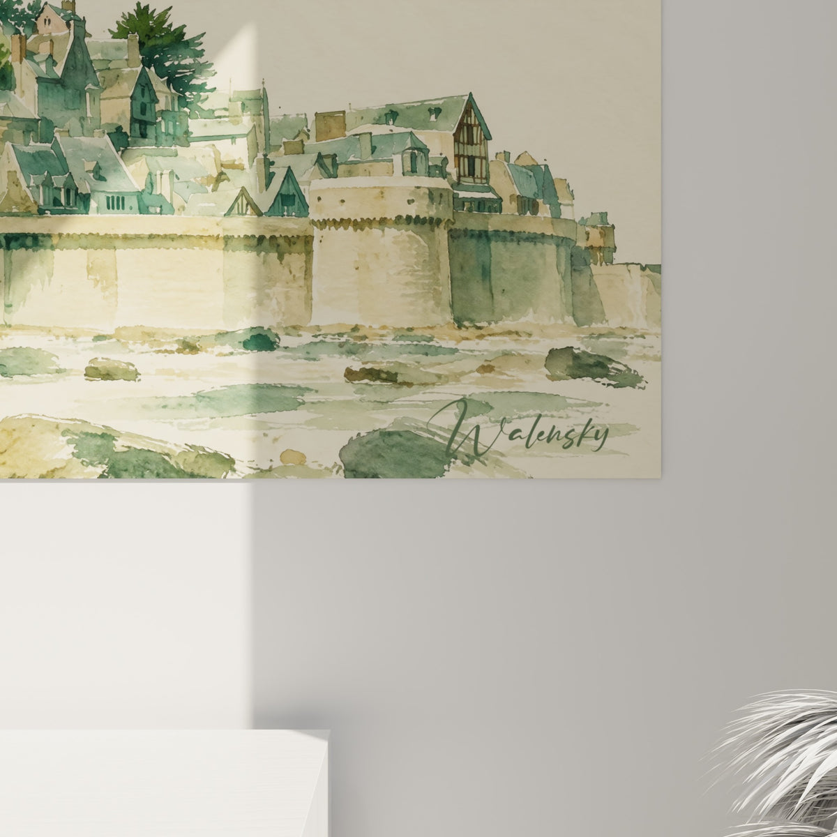 Détail de la flèche dorée et des remparts ocre du Mont-Saint-Michel, grain aquarelle et touches vert sauge visibles