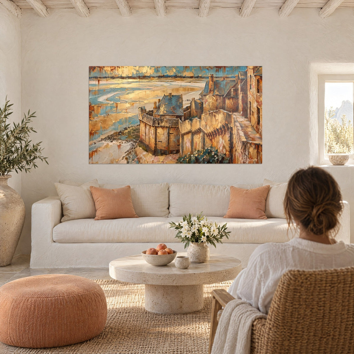 Gemälde Stadtmauern in Gold über der Bucht, himmelblaue und ockerfarbene Ufer, Rostschlieren, über einem Sofa in einem hellen Wohnzimmer