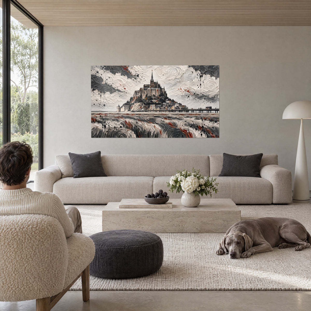 Quadro abbazia gotica in impasti grigi e bianchi, schizzi color ruggine, una persona e un Weimaraner, sopra un divano in un soggiorno luminoso